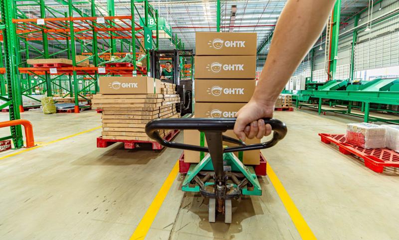 Dịch vụ giao nhận hàng hóa hiện nay gồm nhiều hoạt động như lưu kho, bốc xếp