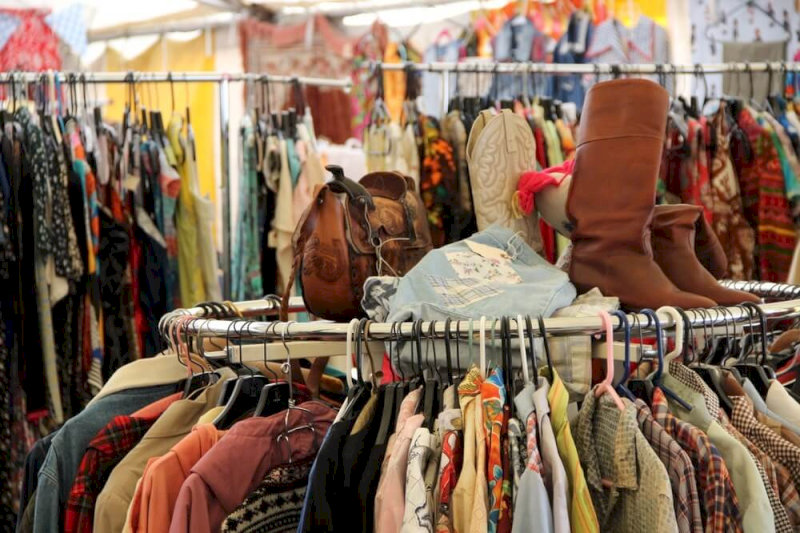 Hàng si rất đa dạng chủng loại, từ quần áo đến dày dép, túi xách