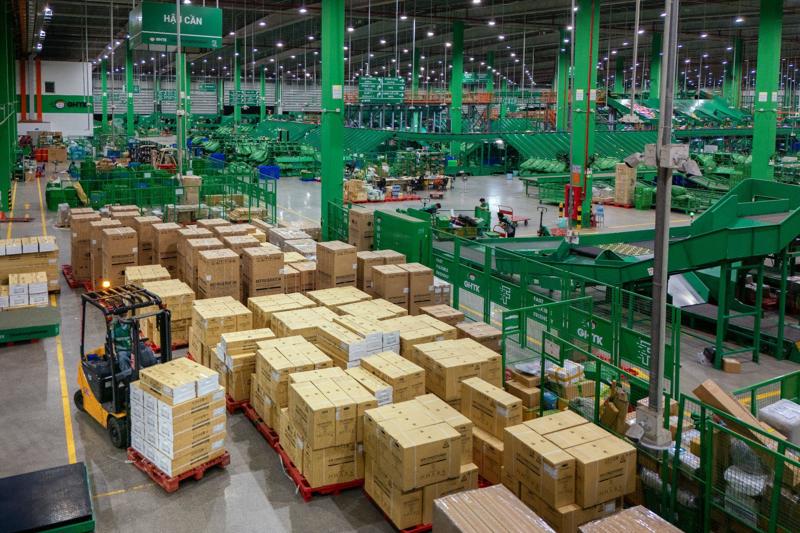 Hệ thống kho vận được trang bị các công nghệ và quy trình hiện đại giúp bảo quản và duy trì chất lượng sản phẩm.