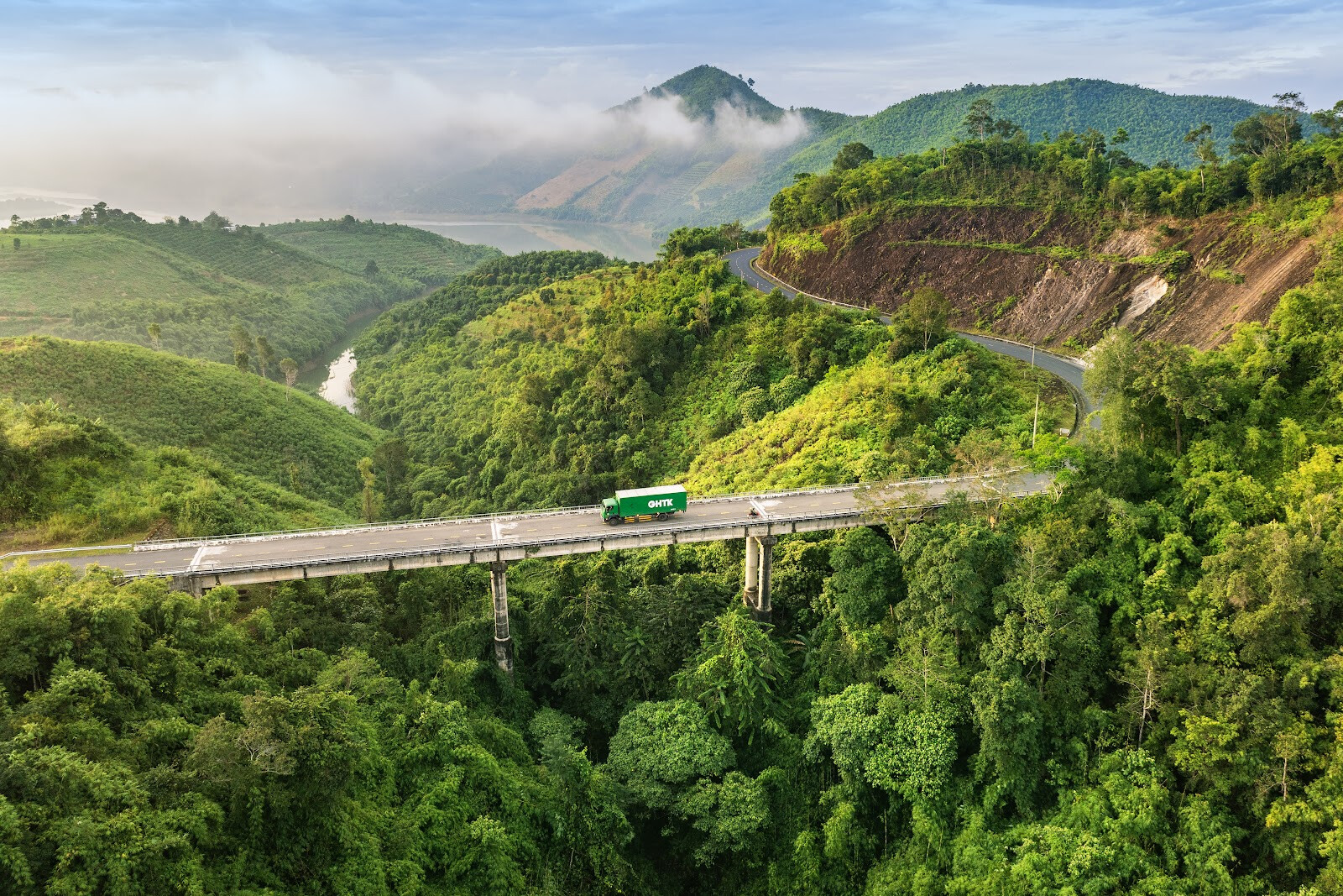 Việc chủ động chuyển sang bán hàng đa kênh của người nông dân đã biến logistics hiện đại thành mắt xích chiến lược quyết định uy tín thương hiệu và trải nghiệm khách hàng thông qua những tiêu chuẩn vận hành khắt khe.