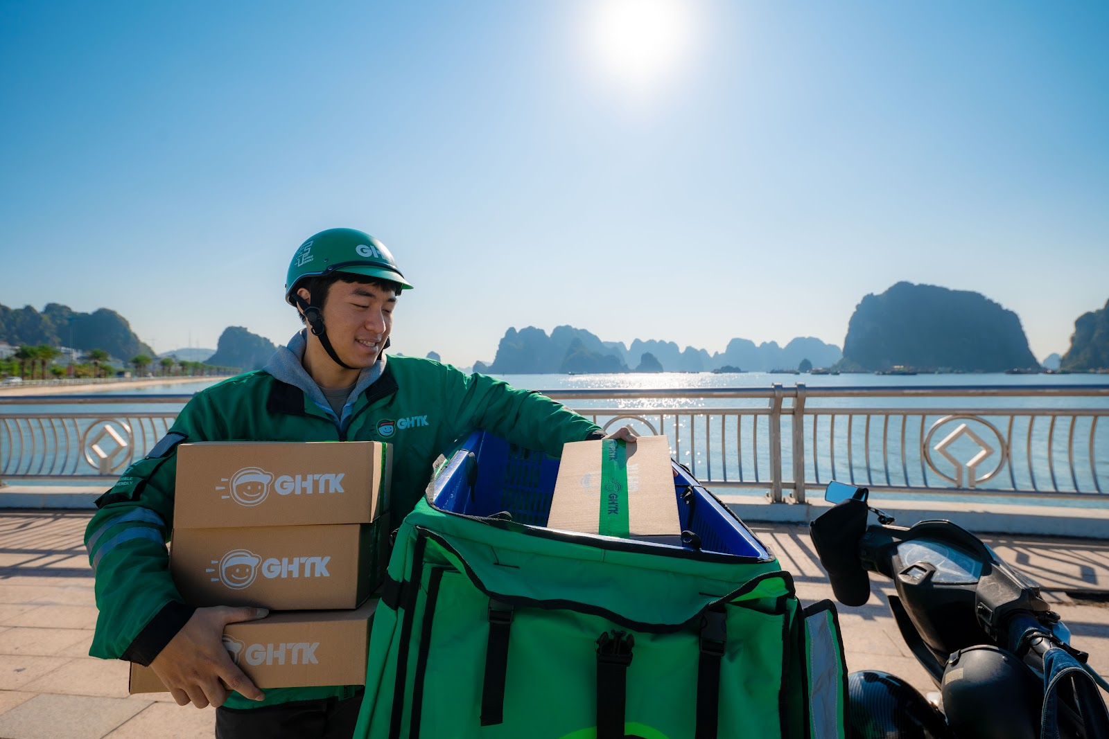 Với mạng lưới phủ khắp 34 tỉnh thành cùng hệ thống vận hành hiện đại, GHTK giúp người bán rút ngắn khoảng cách, giao hàng nhanh – tiết kiệm – an tâm hơn bao giờ hết.