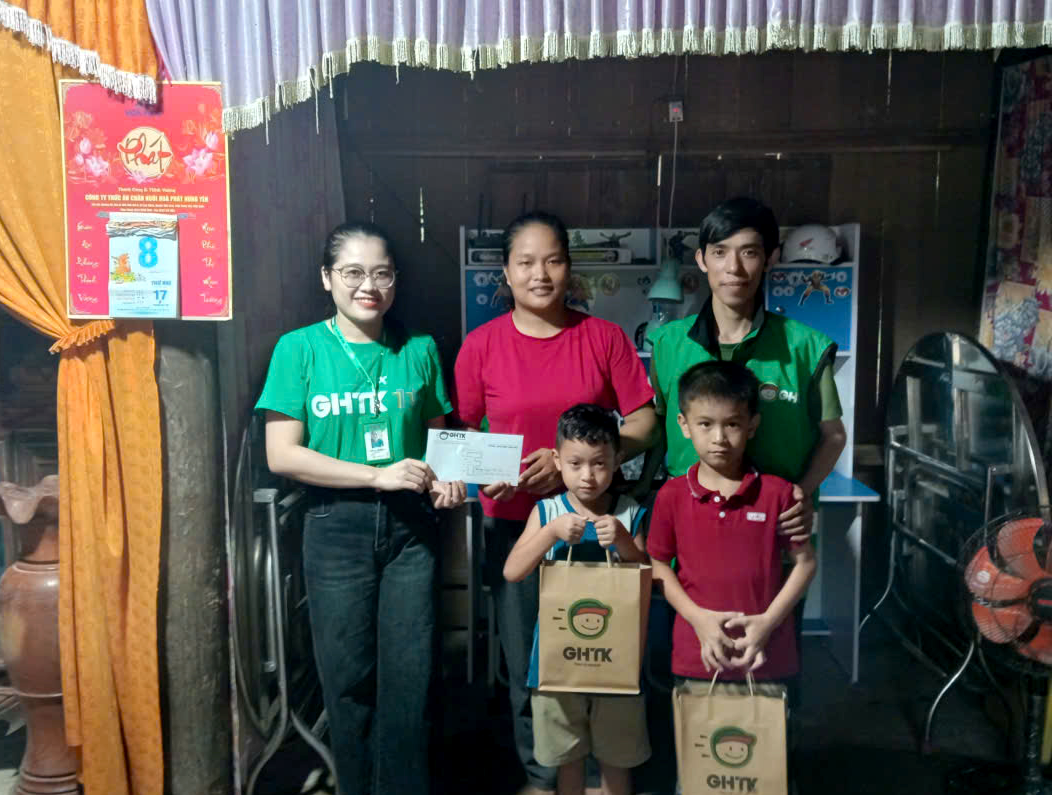 Vợ chồng anh Đinh Lâm Quỳnh và 2 bé Tài và Sang trước thềm năm học mới