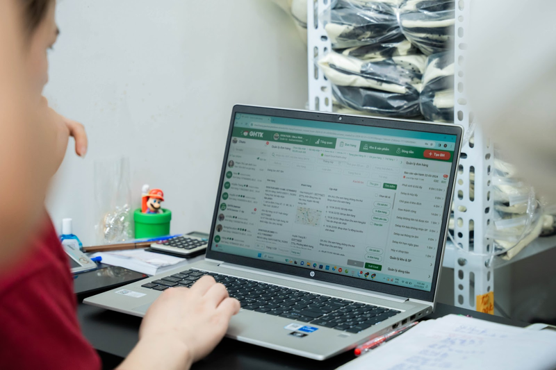 Đội ngũ nhân viên cần được đào tạo kỹ lưỡng về cách vận hành hệ thống Omni channel đồng bộ.