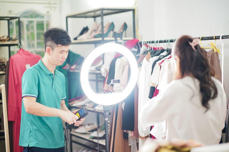 Xây dựng thương hiệu cá nhân hoặc trở thành KOC để kiếm thêm thu nhập