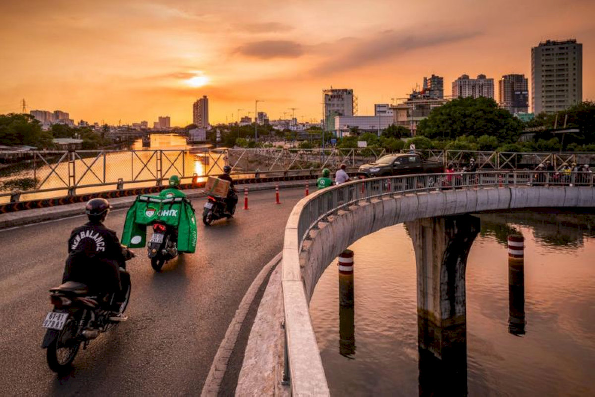 GHTK luôn chủ động cập nhật dữ liệu bản đồ mới nhất trên hệ thống App và Website, đảm bảo hàng hóa được giao nhận chính xác bất kể sự thay đổi về tên gọi đơn vị hành chính.