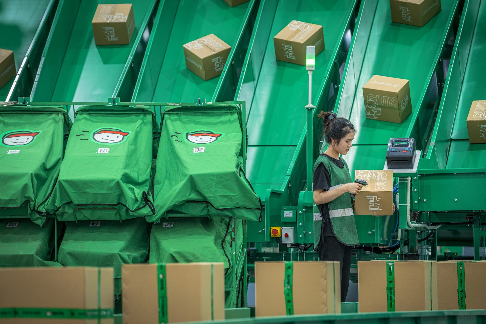 Hàng tiêu dùng nhanh cần được lấp đầy liên tục trên các kệ hàng để đáp ứng nhu cầu mua sắm tức thời của khách hàng.