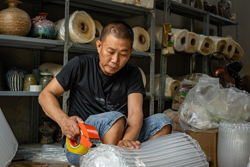 Hàng dễ vỡ là những sản phẩm có cấu trúc mỏng manh, dễ bị nứt, vỡ, đổ tràn, cần được đóng gói kỹ lưỡng trước khi vận chuyển