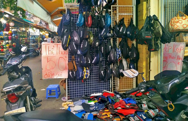 Có rất nhiều hàng si được bày bán tại Chợ Bàn Cờ (TP.HCM)