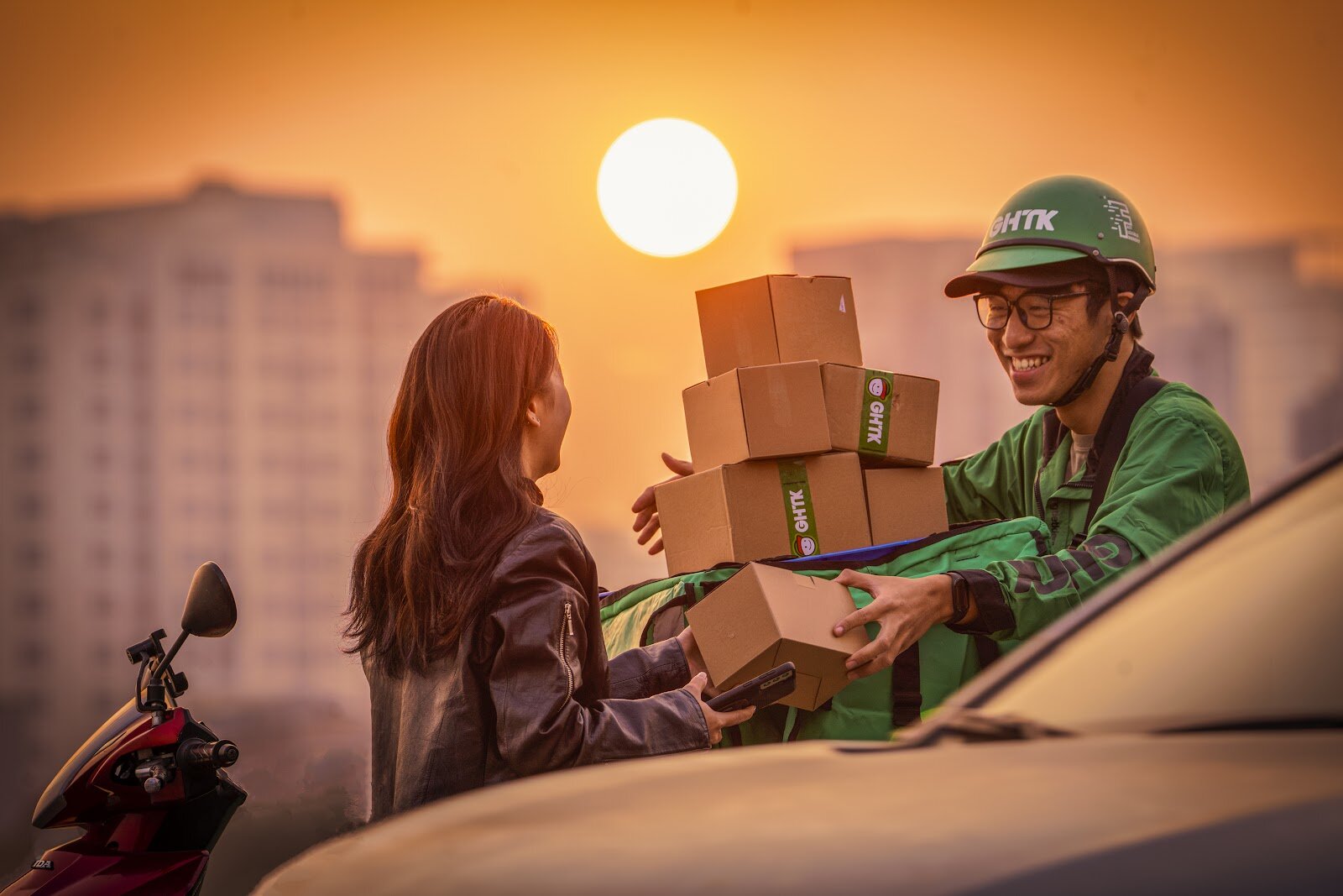 Thay vì giảm phí ship trực tiếp, hãy trao giá trị thay thế bằng quà tặng hoặc khuyến khích khách tự lấy hàng để cắt giảm chi phí vận chuyển mà vẫn giữ chân khách hàng.