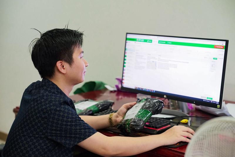 Quản lý đơn hàng là quá trình xử lý và theo dõi các đơn đặt hàng của khách hàng