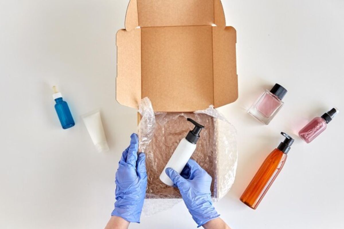 Cách đóng hàng GHTK hóa mỹ phẩm cần được thực hành cẩn thận