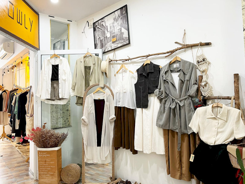 Bạn có thể kinh doanh hàng si online hoặc bày bán tại store