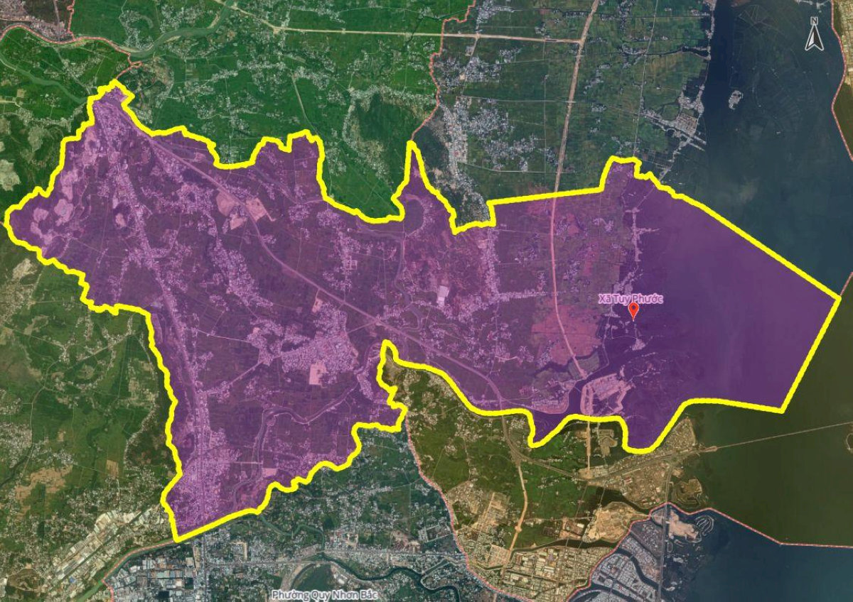 Huyện Tuy Phước sau sáp nhập: Tinh gọn bộ máy và cấu trúc hành chính mớiThực hiện Nghị quyết số 1664/NQ-UBTVQH15 và Đề án số 393/ĐA-CP năm 2025, bản đồ hành chính huyện Tuy Phước (tỉnh Bình Định) đã chính thức được định hình lại với cuộc tái cấu trúc mạnh mẽ. Huyện Tuy Phước sau sáp nhập chứng kiến sự quy hoạch lại từ nhiều xã, thị trấn thành 04 xã lớn: Tuy Phước, Tuy Phước Đông, Tuy Phước Tây và Tuy Phước Bắc, nhằm tập trung nguồn lực và nâng cao hiệu quả quản lý nhà nước.</p><p>1. Huyện Tuy Phước sau sáp nhập: Tách thành 4 xã mới</p><p>Theo phương án sắp xếp, huyện Tuy Phước được tách thành 4 xã mới, gồm: xã Tuy Phước, xã Tuy Phước Bắc, xã Tuy Phước Tây và xã Tuy Phước Đông.</p><p>1.1. Xã Tuy Phước mới</p><p>Xã Tuy Phước mới được xem là trung tâm, hình thành trên cơ sở sáp nhập toàn bộ diện tích và dân số của 05 đơn vị hành chính cũ (bao gồm cả 2 thị trấn sầm uất), gồm: Thị trấn Tuy Phước, Thị trấn Diêu Trì, xã Phước Thuận, xã Phước Nghĩa và xã Phước Lộc.</p><p>Diện tích: 53,37 km²</p><p>Dân số: 77.452 người</p><p>Trụ sở mới: Thị trấn Tuy Phước, huyện Tuy Phước, tỉnh Bình Định (địa chỉ cũ).</p><p>Hình ảnh bản đồ xã Tuy Phước mới </p><p>1.2. Xã Tuy Phước Bắc mới</p><p>Đơn vị hành chính này nằm ở phía Bắc huyện, được hợp nhất từ 03 xã có truyền thống văn hóa lâu đời: xã Phước Hiệp, xã Phước Hưng và xã Phước Quang.</p><p>Diện tích: 37,03 km²</p><p>Dân số: 49.495 người</p><p>Trụ sở mới: Xã Phước Quang, huyện Tuy Phước, tỉnh Bình Định (địa chỉ cũ).</p><p>Hình ảnh bản đồ xã Tuy Phước Bắc mới </p><p>1.3. Xã Tuy Phước Tây mới</p><p>Xã Tuy Phước Tây mới được thành lập dựa trên việc sắp xếp toàn bộ diện tích và dân số của xã Phước An và xã Phước Thành, tạo nên vùng hành chính rộng lớn phía Tây huyện.</p><p>Diện tích: 68,81 km²</p><p>Dân số: 36.006 người</p><p>Trụ sở mới: Xã Phước An, huyện Tuy Phước, tỉnh Bình Định (địa chỉ cũ).</p><p>Hình ảnh bản đồ xã Tuy Phước Tây mới </p><p>1.4. Xã Tuy Phước Đông mới</p><p>Đơn vị này được hình thành trên cơ sở hợp nhất toàn bộ diện tích và dân số của 03 xã vùng ven đầm: Phước Sơn, Phước Hòa và Phước Thắng.</p><p>Diện tích: 60,66 km²</p><p>Dân số: 5.844 người</p><p>Trụ sở mới: Xã Phước Sơn, huyện Tuy Phước, tỉnh Bình Định (địa chỉ cũ).</p><p>Hình ảnh bản đồ xã Tuy Phước Đông mới </p><p>2. Hướng dẫn tra cứu địa chỉ xã phường sau sáp nhập</p><p>Nhằm hỗ trợ người dân nắm bắt chính xác ranh giới hành chính mới để cập nhật giấy tờ pháp lý, các nền tảng bản đồ số đã được đồng bộ dữ liệu. Bạn có thể thực hiện tra cứu theo các bước sau:</p><p>Bước 1: Truy cập cổng thông tin bản đồ https://sapnhap.bando.com.vn/. </p><p>Bước 2: Nhập Tỉnh/Thành phố và tên Phường/Xã sau sáp nhập cần tìm vào ô tìm kiếm. Hệ thống sẽ hiển thị ranh giới rõ ràng và chi tiết các khu vực đã được sáp nhập.</p><p>Tra cứu thông tin xã Tuy Phước mới sau sáp nhập trên bản đồ số </p><p>3. Địa chỉ bưu cục GHTK tại khu vực Tuy Phước sau sáp nhập</p><p>Nhằm thích ứng với bản đồ hành chính mới và việc sáp nhập các thị trấn lớn (Diêu Trì, Tuy Phước) vào đơn vị mới, mạng lưới vận hành của Giao Hàng Tiết Kiệm (GHTK) đã rà soát lại danh sách bưu cục để khách hàng tiện tra cứu và gửi hàng. Dưới đây là danh sách các bưu cục phục vụ trong khu vực:</p><p>Bưu cục Tuy Phước: </p><p>Địa chỉ: 72-74 Đ. Trần Phú, TT. Diêu Trì, H. Tuy Phước, Tỉnh Bình Định (nay thuộc X. Tuy Phước, Tỉnh Gia Lai)</p><p>Giờ làm việc: từ 7:00 - 22:00 từ thứ 2 đến chủ nhật</p><p>Ngoài bưu cục Tuy Phước, khách hàng có thể gửi hàng tại các bưu cục GHTK lân cận như An Nhơn, Quy Nhơn và Phù Cát để linh hoạt điểm gửi – nhận như:</p><p>Bưu cục Phú Phong: 249 Đ. Trần Hưng Đạo, TT. Phú Phong, H. Tây Sơn, Tỉnh Bình Định (nay thuộc X. Tây Sơn, Tỉnh Gia Lai)</p><p>Bưu cục Vân Canh: 264 Quang Trung, H. Vân Canh, Tỉnh Bình Định (nay thuộc X. Vân Canh, Tỉnh Gia Lai) </p><p>Bưu cục Ngô Mây: 427, Đ. Quang Trung, TT. Ngô Mây, H. Phù Cát, Tỉnh Bình Định (nay thuộc X. Phù Cát, Tỉnh Gia Lai)</p><p>Bưu cục Cát Thành: H. Phù Cát, Tỉnh Bình Định (nay thuộc X. Cát Tiến, Tỉnh Gia Lai)</p><p>Bưu cục An Nhơn: 24 Đ. Hàm Nghi, P. Bình Định, TX. An Nhơn, Tỉnh Bình Định (nay thuộc P. Bình Định, Tỉnh Gia Lai)</p><p>Bưu cục Phù Mỹ: 598 Đ. Quang Trung, TT. Phù Mỹ, H. Phù Mỹ, Tỉnh Bình Định (nay thuộc X. Phù Mỹ, Tỉnh Gia Lai)</p><p>Bưu cục Hoài Ân: 55 Đ. Trần Đình Châu, TT. Tăng Bạt Hổ, H. Hoài Ân, Tỉnh Bình Định (nay thuộc X. Hoài Ân, Tỉnh Gia Lai)</p><p>Bưu cục Xuân Phong: Thôn Xuân Phong Nam, H. An Lão, Tỉnh Bình Định (nay thuộc X. An Lão, Tỉnh Gia Lai)</p><p>Bưu cục BC Tây Sơn: 146 Đ. Tây sơn, P. Nguyễn Văn Cừ, TP.Quy Nhơn, Tỉnh Bình Định (nay thuộc P. Quy Nhơn Nam, Tỉnh Gia Lai)</p><p>Bưu cục Tam Quan: 747 Quang Trung, Khu phố 3, P. Tam Quan, TX. Hoài Nhơn, Tỉnh Bình Định (nay thuộc P. Tam Quan, Tỉnh Gia Lai)</p><p>GHTK Tuy Phước mở rộng kết nối giao nhận đến các khu vực lân cận giúp gửi hàng nhanh chóng và thuận tiện</p><p>GHTK mang đến sự tối ưu cho dịch vụ giao hàng liên tỉnh, kết hợp giữa tốc độ, độ chính xác và chi phí tối ưu, đặc biệt phù hợp với vị trí đầu mối giao thông đường sắt và đường bộ quan trọng của huyện Tuy Phước.</p><p>Tóm lại, huyện Tuy Phước sau sáp nhập chứng kiến sự thay đổi triệt để về cấu trúc hành chính, quy về 4 xã lớn theo các hướng Đông - Tây - Bắc và trung tâm. Cư dân khu vực này cần đặc biệt lưu ý việc thay đổi trụ sở UBND về các địa điểm mới để thực hiện các thủ tục hành chính một cách chính xác.</p><p>Hãy liên hệ GHTK để trải nghiệm các dịch vụ logistics chuyên nghiệp, tra cứu bưu cục gần nhất và mọi giải đáp thắc mắc truy cập tại:</p><p>Hotline: *1001 hoặc 1900 6092 (Miễn phí)</p><p>Website: ghtk.vn</p><p>Facebook: https://www.facebook.com/Giaohangtietkiem.vn </p><p>Email:</p><p>Dành cho Khách hàng Doanh nghiệp: b2b@ghtk.vn</p><p>Dành cho Khách hàng có sản lượng lớn (> 100 đơn/tháng): b2c@ghtk.vn</p><p>Góp ý về chất lượng dịch vụ và hỗ trợ: cskh@ghtk.vn</p><p>Hợp tác truyền thông, sự kiện: marketing@ghtk.vn</p><p>Huyện Tuy Phước sau sáp nhập: Tinh gọn bộ máy và cấu trúc hành chính mới</p><p>Thực hiện Nghị quyết số 1664/NQ-UBTVQH15 và Đề án số 393/ĐA-CP năm 2025, bản đồ hành chính huyện Tuy Phước (tỉnh Bình Định) đã chính thức được định hình lại với cuộc tái cấu trúc mạnh mẽ. Huyện Tuy Phước sau sáp nhập chứng kiến sự quy hoạch lại từ nhiều xã, thị trấn thành 04 xã lớn: Tuy Phước, Tuy Phước Đông, Tuy Phước Tây và Tuy Phước Bắc, nhằm tập trung nguồn lực và nâng cao hiệu quả quản lý nhà nước.</p><p>1. Huyện Tuy Phước sau sáp nhập: Tách thành 4 xã mới</p><p>Theo phương án sắp xếp, huyện Tuy Phước được tách thành 4 xã mới, gồm: xã Tuy Phước, xã Tuy Phước Bắc, xã Tuy Phước Tây và xã Tuy Phước Đông.</p><p>1.1. Xã Tuy Phước mới</p><p>Xã Tuy Phước mới được xem là trung tâm, hình thành trên cơ sở sáp nhập toàn bộ diện tích và dân số của 05 đơn vị hành chính cũ (bao gồm cả 2 thị trấn sầm uất), gồm: Thị trấn Tuy Phước, Thị trấn Diêu Trì, xã Phước Thuận, xã Phước Nghĩa và xã Phước Lộc.</p><p>Diện tích: 53,37 km²</p><p>Dân số: 77.452 người</p><p>Trụ sở mới: Thị trấn Tuy Phước, huyện Tuy Phước, tỉnh Bình Định (địa chỉ cũ).</p><p>Hình ảnh bản đồ xã Tuy Phước mới </p><p>1.2. Xã Tuy Phước Bắc mới</p><p>Đơn vị hành chính này nằm ở phía Bắc huyện, được hợp nhất từ 03 xã có truyền thống văn hóa lâu đời: xã Phước Hiệp, xã Phước Hưng và xã Phước Quang.</p><p>Diện tích: 37,03 km²</p><p>Dân số: 49.495 người</p><p>Trụ sở mới: Xã Phước Quang, huyện Tuy Phước, tỉnh Bình Định (địa chỉ cũ).</p><p>Hình ảnh bản đồ xã Tuy Phước Bắc mới </p><p>1.3. Xã Tuy Phước Tây mới</p><p>Xã Tuy Phước Tây mới được thành lập dựa trên việc sắp xếp toàn bộ diện tích và dân số của xã Phước An và xã Phước Thành, tạo nên vùng hành chính rộng lớn phía Tây huyện.</p><p>Diện tích: 68,81 km²</p><p>Dân số: 36.006 người</p><p>Trụ sở mới: Xã Phước An, huyện Tuy Phước, tỉnh Bình Định (địa chỉ cũ).</p><p>Hình ảnh bản đồ xã Tuy Phước Tây mới </p><p>1.4. Xã Tuy Phước Đông mới</p><p>Đơn vị này được hình thành trên cơ sở hợp nhất toàn bộ diện tích và dân số của 03 xã vùng ven đầm: Phước Sơn, Phước Hòa và Phước Thắng.</p><p>Diện tích: 60,66 km²</p><p>Dân số: 5.844 người</p><p>Trụ sở mới: Xã Phước Sơn, huyện Tuy Phước, tỉnh Bình Định (địa chỉ cũ).</p><p>Hình ảnh bản đồ xã Tuy Phước Đông mới </p><p>2. Hướng dẫn tra cứu địa chỉ xã phường sau sáp nhập</p><p>Nhằm hỗ trợ người dân nắm bắt chính xác ranh giới hành chính mới để cập nhật giấy tờ pháp lý, các nền tảng bản đồ số đã được đồng bộ dữ liệu. Bạn có thể thực hiện tra cứu theo các bước sau:</p><p>Bước 1: Truy cập cổng thông tin bản đồ https://sapnhap.bando.com.vn/. </p><p>Bước 2: Nhập Tỉnh/Thành phố và tên Phường/Xã sau sáp nhập cần tìm vào ô tìm kiếm. Hệ thống sẽ hiển thị ranh giới rõ ràng và chi tiết các khu vực đã được sáp nhập.</p><p>Tra cứu thông tin xã Tuy Phước mới sau sáp nhập trên bản đồ số </p><p>3. Địa chỉ bưu cục GHTK tại khu vực Tuy Phước sau sáp nhập</p><p>Nhằm thích ứng với bản đồ hành chính mới và việc sáp nhập các thị trấn lớn (Diêu Trì, Tuy Phước) vào đơn vị mới, mạng lưới vận hành của Giao Hàng Tiết Kiệm (GHTK) đã rà soát lại danh sách bưu cục để khách hàng tiện tra cứu và gửi hàng. Dưới đây là danh sách các bưu cục phục vụ trong khu vực:</p><p>Bưu cục Tuy Phước: </p><p>Địa chỉ: 72-74 Đ. Trần Phú, TT. Diêu Trì, H. Tuy Phước, Tỉnh Bình Định (nay thuộc X. Tuy Phước, Tỉnh Gia Lai)</p><p>Giờ làm việc: từ 7:00 - 22:00 từ thứ 2 đến chủ nhật</p><p>Ngoài bưu cục Tuy Phước, khách hàng có thể gửi hàng tại các bưu cục GHTK lân cận như An Nhơn, Quy Nhơn và Phù Cát để linh hoạt điểm gửi – nhận như:</p><p>Bưu cục Phú Phong: 249 Đ. Trần Hưng Đạo, TT. Phú Phong, H. Tây Sơn, Tỉnh Bình Định (nay thuộc X. Tây Sơn, Tỉnh Gia Lai)</p><p>Bưu cục Vân Canh: 264 Quang Trung, H. Vân Canh, Tỉnh Bình Định (nay thuộc X. Vân Canh, Tỉnh Gia Lai) </p><p>Bưu cục Ngô Mây: 427, Đ. Quang Trung, TT. Ngô Mây, H. Phù Cát, Tỉnh Bình Định (nay thuộc X. Phù Cát, Tỉnh Gia Lai)</p><p>Bưu cục Cát Thành: H. Phù Cát, Tỉnh Bình Định (nay thuộc X. Cát Tiến, Tỉnh Gia Lai)</p><p>Bưu cục An Nhơn: 24 Đ. Hàm Nghi, P. Bình Định, TX. An Nhơn, Tỉnh Bình Định (nay thuộc P. Bình Định, Tỉnh Gia Lai)</p><p>Bưu cục Phù Mỹ: 598 Đ. Quang Trung, TT. Phù Mỹ, H. Phù Mỹ, Tỉnh Bình Định (nay thuộc X. Phù Mỹ, Tỉnh Gia Lai)</p><p>Bưu cục Hoài Ân: 55 Đ. Trần Đình Châu, TT. Tăng Bạt Hổ, H. Hoài Ân, Tỉnh Bình Định (nay thuộc X. Hoài Ân, Tỉnh Gia Lai)</p><p>Bưu cục Xuân Phong: Thôn Xuân Phong Nam, H. An Lão, Tỉnh Bình Định (nay thuộc X. An Lão, Tỉnh Gia Lai)</p><p>Bưu cục BC Tây Sơn: 146 Đ. Tây sơn, P. Nguyễn Văn Cừ, TP.Quy Nhơn, Tỉnh Bình Định (nay thuộc P. Quy Nhơn Nam, Tỉnh Gia Lai)</p><p>Bưu cục Tam Quan: 747 Quang Trung, Khu phố 3, P. Tam Quan, TX. Hoài Nhơn, Tỉnh Bình Định (nay thuộc P. Tam Quan, Tỉnh Gia Lai)</p><p>GHTK Tuy Phước mở rộng kết nối giao nhận đến các khu vực lân cận giúp gửi hàng nhanh chóng và thuận tiện</p><p>GHTK mang đến sự tối ưu cho dịch vụ giao hàng liên tỉnh, kết hợp giữa tốc độ, độ chính xác và chi phí tối ưu, đặc biệt phù hợp với vị trí đầu mối giao thông đường sắt và đường bộ quan trọng của huyện Tuy Phước.</p><p>Tóm lại, huyện Tuy Phước sau sáp nhập chứng kiến sự thay đổi triệt để về cấu trúc hành chính, quy về 4 xã lớn theo các hướng Đông - Tây - Bắc và trung tâm. Cư dân khu vực này cần đặc biệt lưu ý việc thay đổi trụ sở UBND về các địa điểm mới để thực hiện các thủ tục hành chính một cách chính xác.</p><p>Hãy liên hệ GHTK để trải nghiệm các dịch vụ logistics chuyên nghiệp, tra cứu bưu cục gần nhất và mọi giải đáp thắc mắc truy cập tại:</p><p>Hotline: *1001 hoặc 1900 6092 (Miễn phí)</p><p>Website: ghtk.vn</p><p>Facebook: https://www.facebook.com/Giaohangtietkiem.vn </p><p>Email:</p><p>Dành cho Khách hàng Doanh nghiệp: b2b@ghtk.vn</p><p>Dành cho Khách hàng có sản lượng lớn (> 100 đơn/tháng): b2c@ghtk.vn</p><p>Góp ý về chất lượng dịch vụ và hỗ trợ: cskh@ghtk.vn</p><p>Hợp tác truyền thông, sự kiện: marketing@ghtk.vn</p><p>Hình ảnh bản đồ xã Tuy Phước mới </p><p>