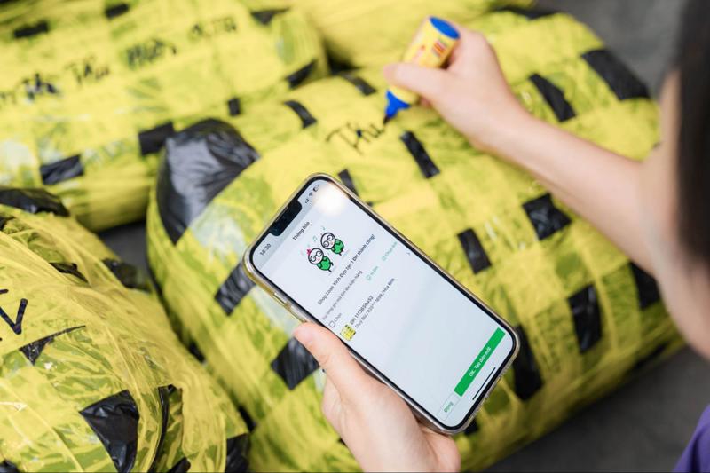 Shipper sau khi tiếp nhận đơn hàng giao 1 phần sẽ đến trực tiếp shop để lấy hàng