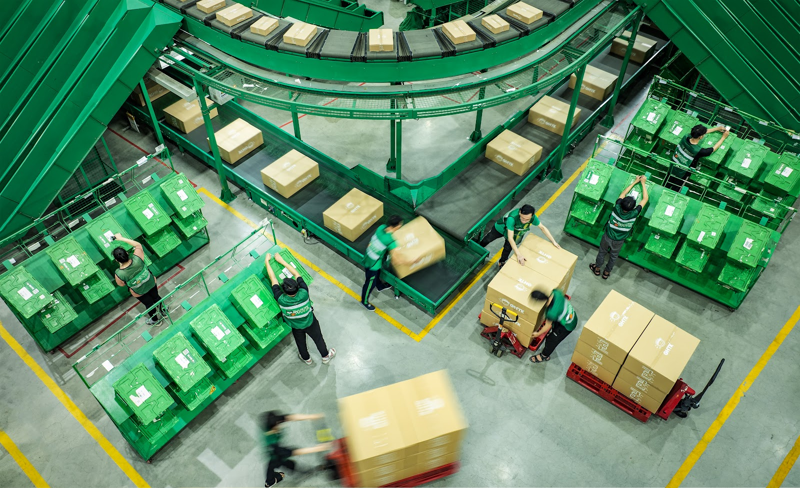 Logistics đầu ra là quá trình quản lý dòng chảy của thành phẩm từ kho của doanh nghiệp đi ra để đến tay người tiêu dùng hoặc các kênh phân phối