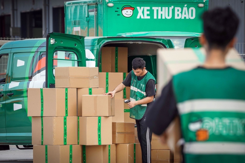 Logistics tập trung vào việc vận chuyển và lưu kho hàng hóa