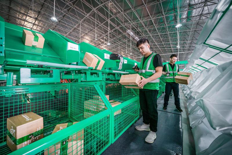 Hàng bay phù hợp nhất với những kiện hàng có kích thước vừa phải