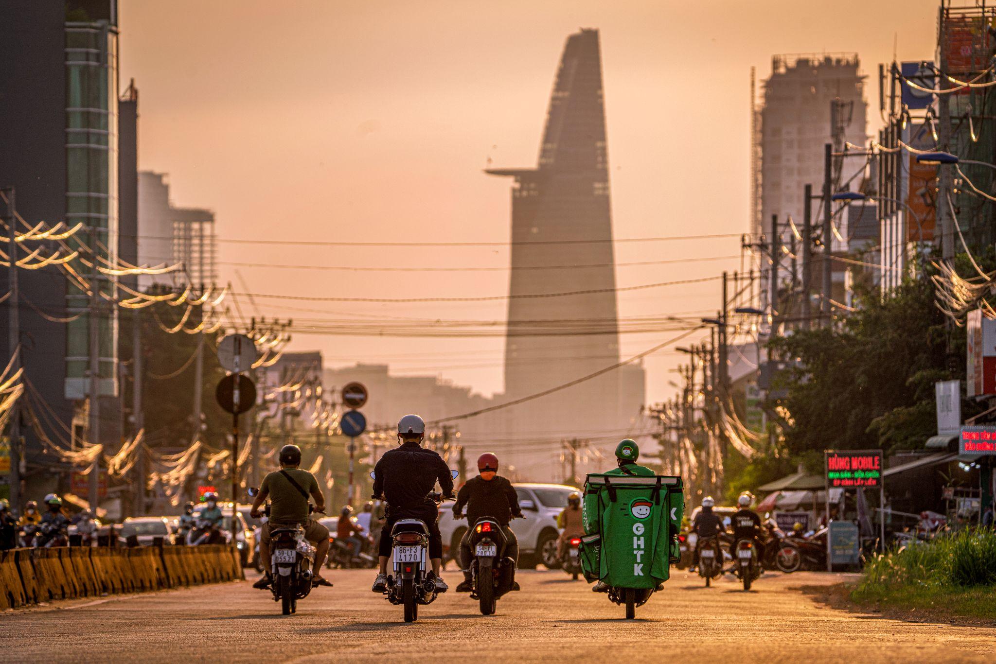 Bất kể vị trí của bạn ở đâu sau khi sáp nhập, GHTK cam kết luôn đồng hành và đáp ứng mọi nhu cầu vận chuyển hàng hóa của bạn một cách hiệu quả nhất.