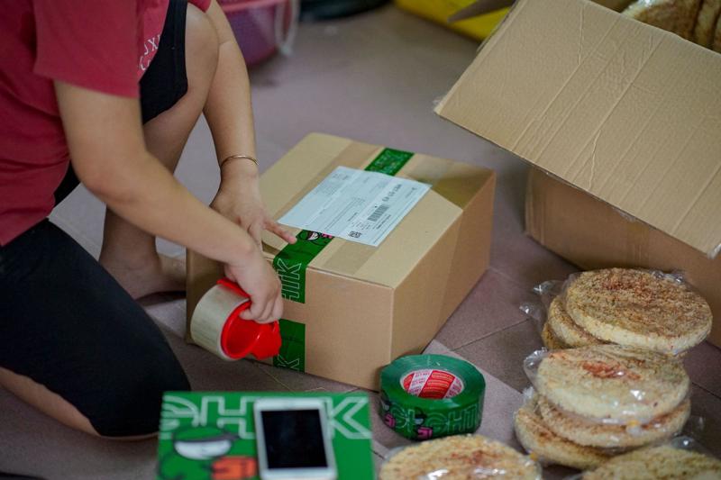 Người bán nên gói sản phẩm trong thùng carton và cuốn băng kín để tránh lan mùi