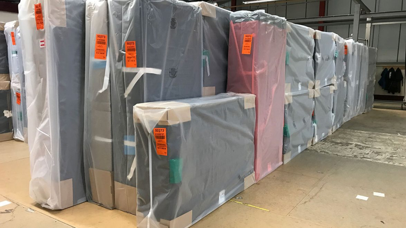 Đóng gói hàng hóa cẩn thận là bí quyết gửi hàng chành xe an toàn.