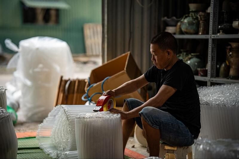 Đặt hàng dễ vỡ ở chính giữa và thêm vật liệu chống sốc để cố định