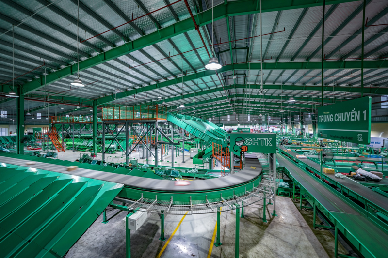 Kho trung chuyển là điểm trung gian, nơi hàng hóa được tiếp nhận, lưu trữ tạm thời.