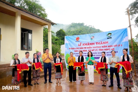Vượt suối, băng rừng dựng trường tặng trẻ em nơi biên giới Việt - Lào