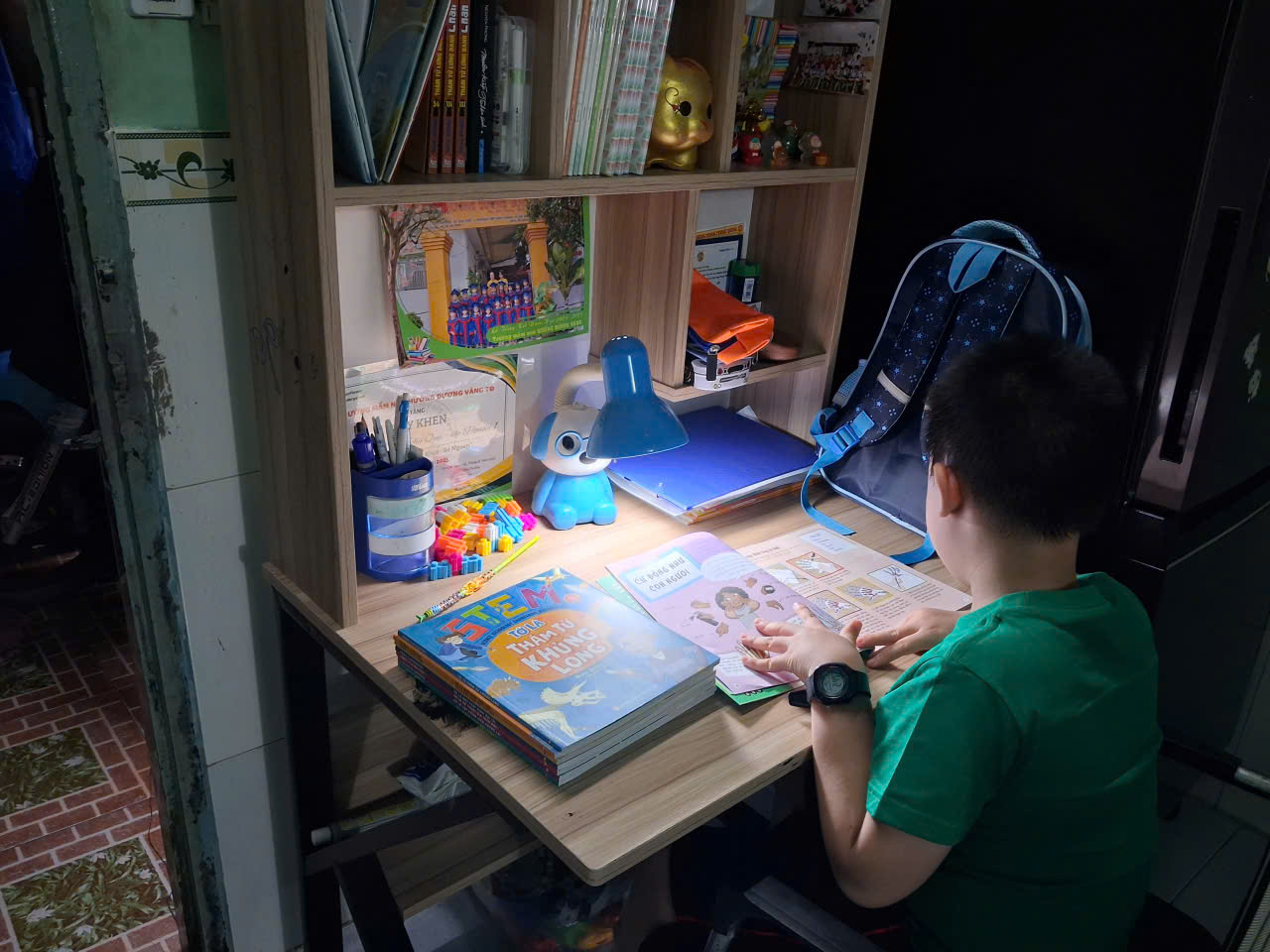 Bé Nguyễn Gia Phú Quý háo hức đọc sách STEM GHTK tặng