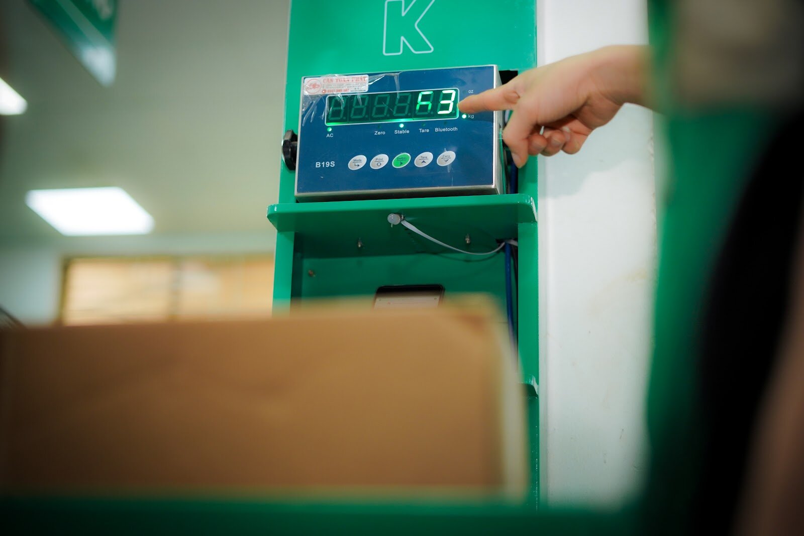 Hệ thống máy đo khối lượng của GHTK giúp đo đạc kích thước chính xác, đảm bảo cước phí minh bạch và loại bỏ hoàn toàn tranh cãi.