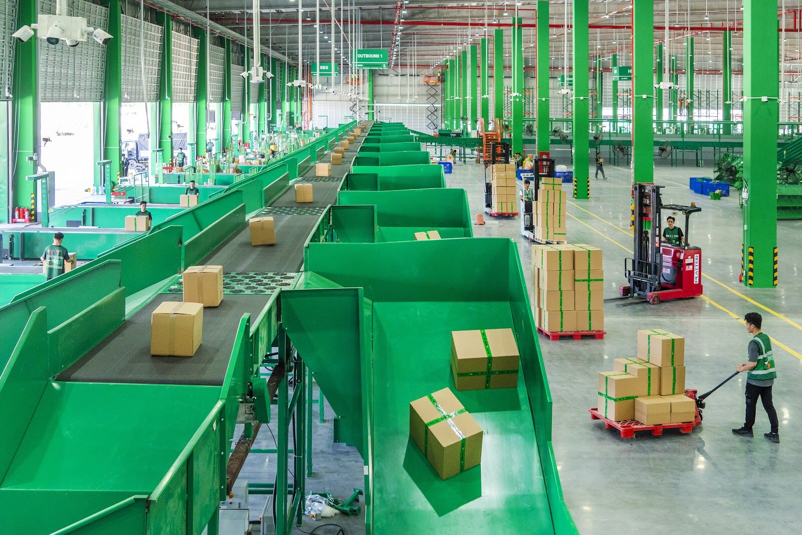 Mỹ phẩm cần bảo quản trong kho thoáng mát, tuân thủ nguyên tắc FIFO/FEFO và phân khu theo đặc tính để đảm bảo chất lượng và hạn sử dụng tốt nhất khi đến tay khách hàng.