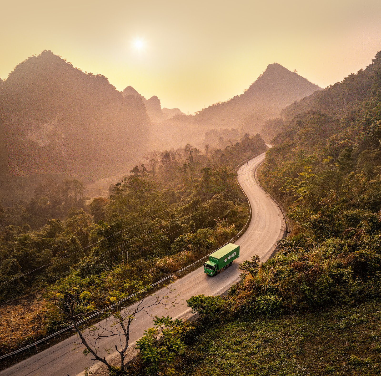 Tối ưu hóa lộ trình vận chuyển nội địa giúp giảm quãng đường di chuyển và tiết kiệm nhiên liệu vận hành.