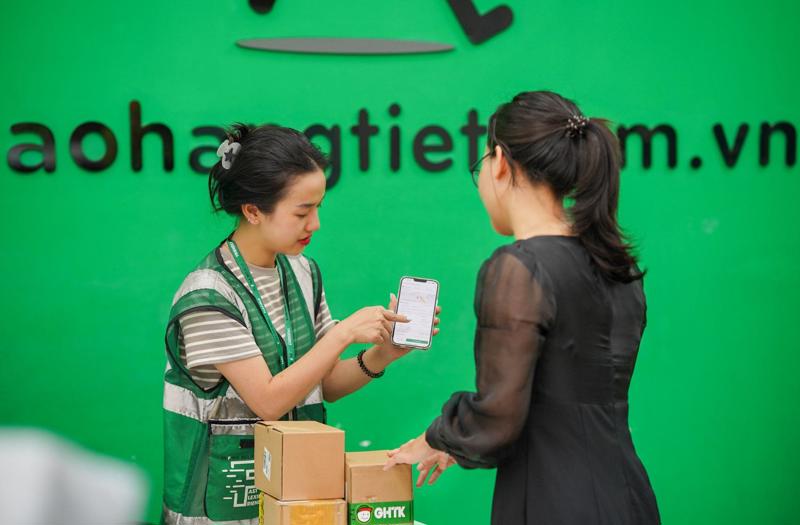 Khách hàng có thể đến trực tiếp bưu cục để nhân viên hỗ trợ kịp thời