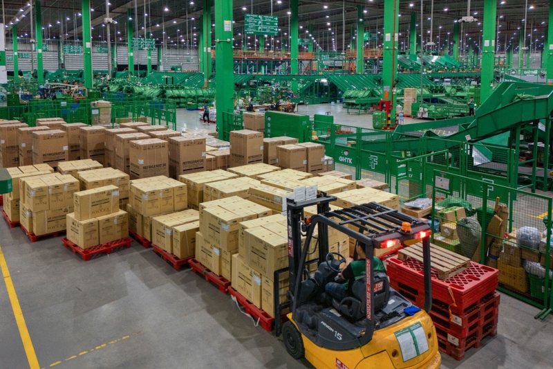 4PLs quản lý chiến lược toàn bộ chuỗi cung ứng, điều phối nhiều nhà cung cấp 3PLs.