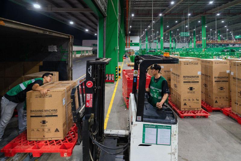 Sau khi được đóng gói hoàn chỉnh, đơn hàng sẽ được xuất kho và bàn giao cho bộ phận giao vận.