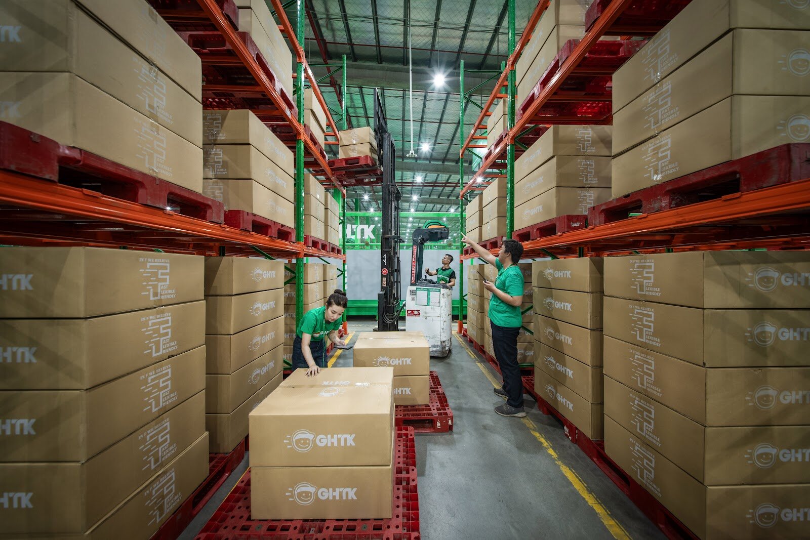 Lệch tồn kho giữa các kho, khó đồng bộ đa kênh và điều phối phức tạp là những rào cản phổ biến khi shop mở rộng mạng lưới phân phối.