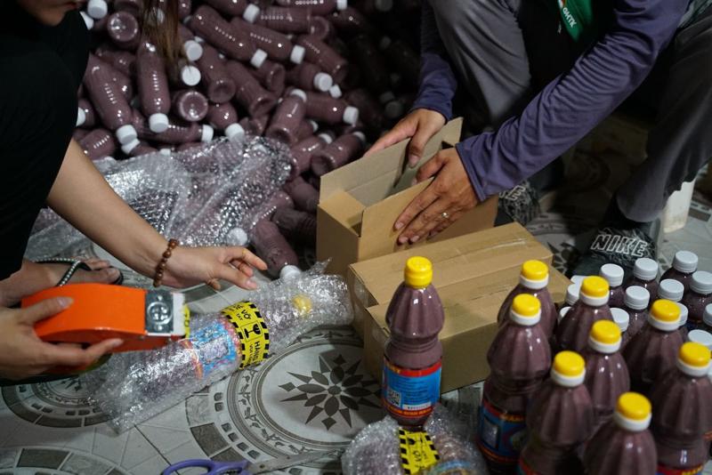 Hàng có chứa chất lỏng cần được bịt kín miệng chai và quấn chống sốc nhiều lớp