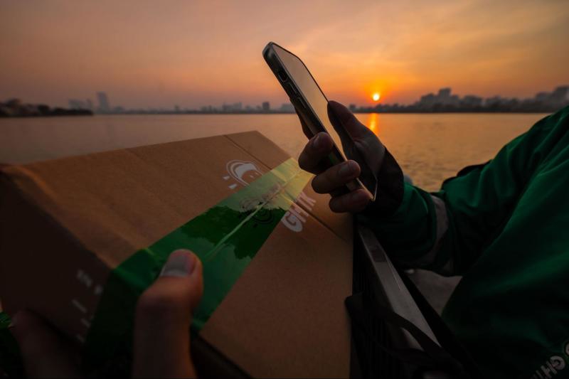 Shipper liên hệ lại với shop sau khi khách hàng đã chọn sản phẩm