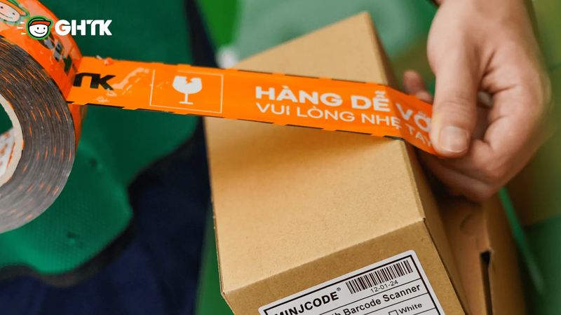Trên kiện hàng dễ vỡ vận chuyển bởi GHTK sẽ được dán băng dính có ký hiệu “Hàng dễ vỡ” để đảm bảo an toàn hàng hoá trong quá trình vận chuyển